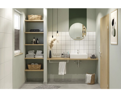 Salle de bain lumineuse avec lavabo, miroir, étagères et serviettes pour une ambiance organisée