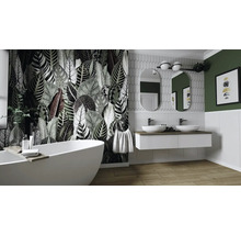 Helles Badezimmer mit Badewanne, Waschbeckenunterschrank und Tapete mit Pflanzenmuster