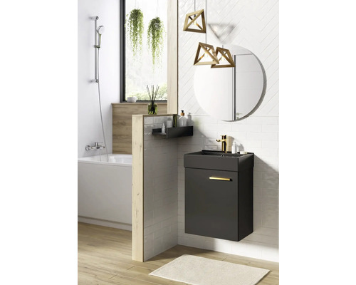 Badezimmer mit Waschbeckenunterschrank, Spiegel, Badewanne und Dekoration