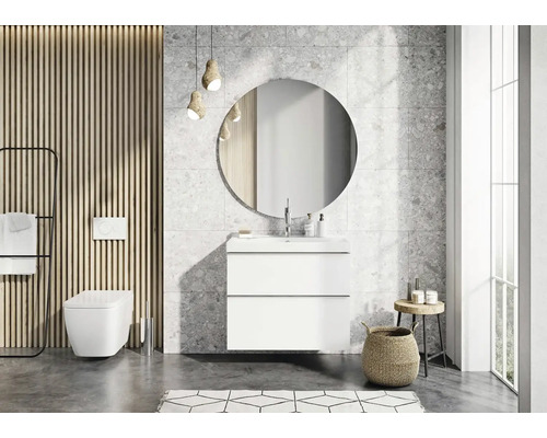 Salle de bains moderne avec meuble-lavabo, miroir rond, toilettes et boiseries