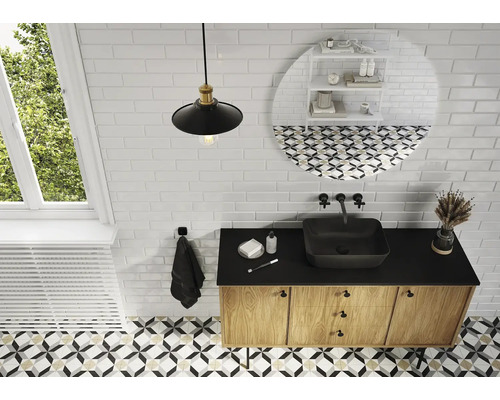 Salle de bain lumineuse avec lavabo, meuble sous-lavabo et carrelage à motifs