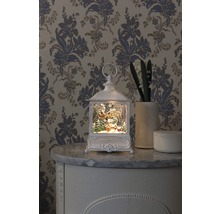 Lanterne décorative avec motif de Noël sur une commode