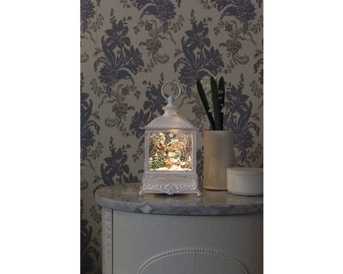 Lanterne décorative avec motif de Noël sur une commode