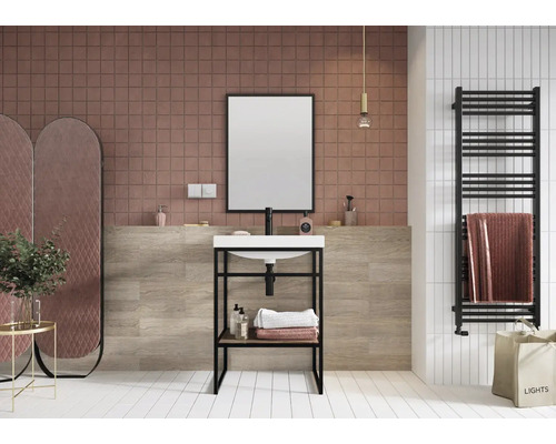 Salle de bain moderne avec lavabo, miroir, radiateur et éléments décoratifs pour un aménagement élégant.