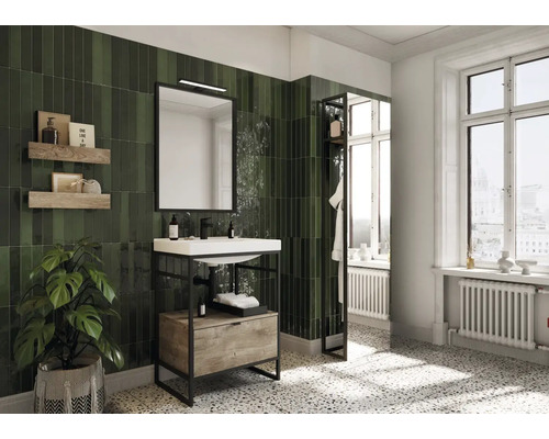 Salle de bain avec lavabo, miroir, étagères et carreaux verts.