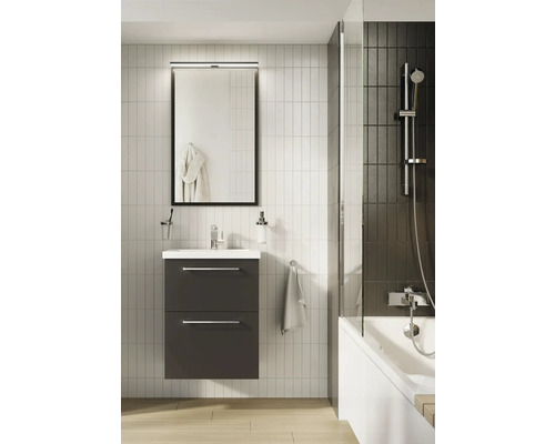 Salle de bains avec meuble sous-lavabo, miroir, baignoire et paroi de douche pour une ambiance moderne