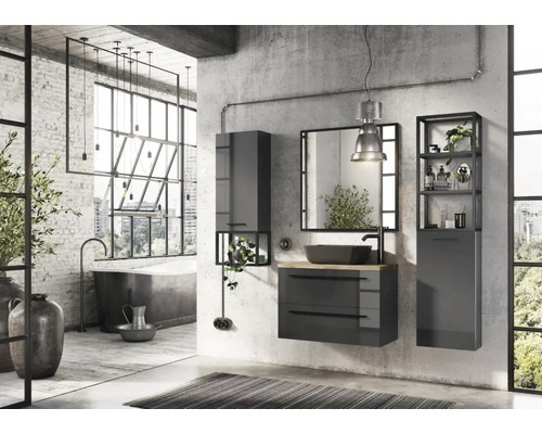 Salle de bains de style loft avec meuble-lavabo, miroir, armoire haute et baignoire devant une fenêtre