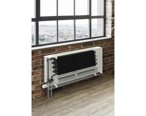 Coupe transversale d''un radiateur devant un mur de briques et une fenêtre.