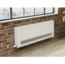 Radiateur sous une fenêtre sur un mur de briques