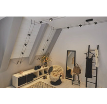 Chambre avec toit en pente, équipée d''un système de câbles flexible pour l''éclairage.