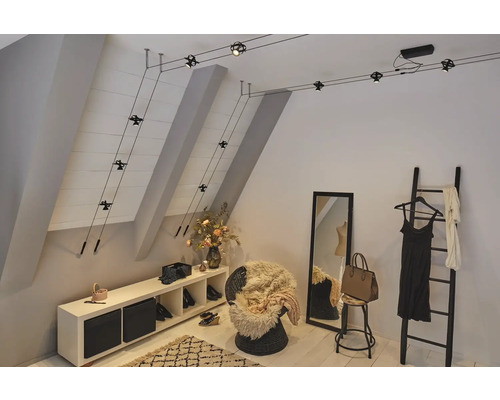 Chambre avec toit en pente, équipée d''un système de câbles flexible pour l''éclairage.