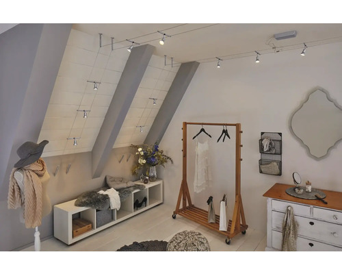 Chambre mansardée avec système d''éclairage sur rail, porte-vêtements, commode et mannequin