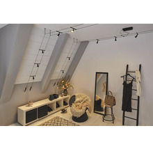 Wohnraum im Dachgeschoss mit flexibler Seilbeleuchtung