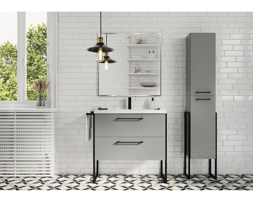 Modernes Badezimmer mit Waschbeckenunterschrank, Spiegelschrank und Hochschrank vor einer weißen Ziegelwand