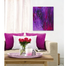 Salon avec canapé, coussins, table et peinture abstraite dans les tons violets
