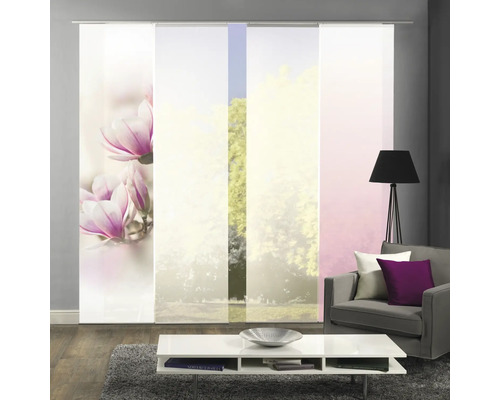 Wohnzimmer mit Schiebegardinen mit Blumen- und Landschaftsmotiv