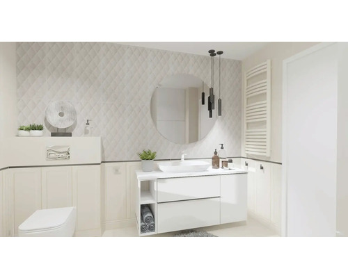 Helles Badezimmer mit Waschtisch, Spiegel, Heizkörper und Toilette