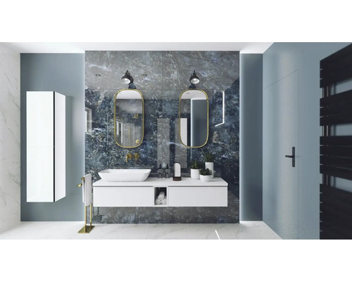 Helles Badezimmer mit Waschtisch, Spiegeln und Handtuchwärmer