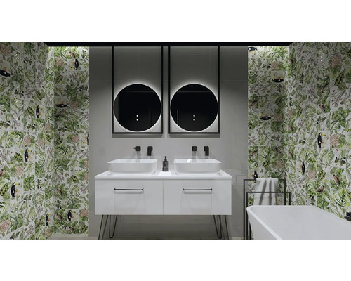 Badezimmer mit Waschtisch, Spiegeln, Badewanne und Wandfliesen mit Pflanzenmuster