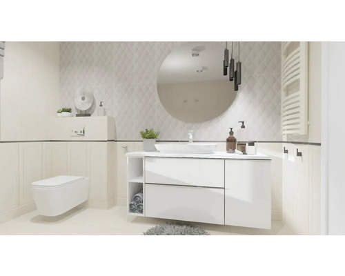 Helles Badezimmer mit Toilette, Waschtisch mit Spiegel und Heizkörper