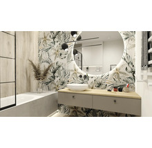 Modernes Badezimmer mit Badewanne, Waschtisch, Spiegel und tropischer Tapete