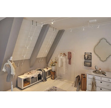 Idée d''aménagement pour une chambre mansardée avec système d''éclairage, banc et commode