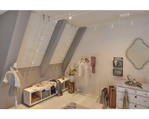 Idée d''aménagement pour une chambre mansardée avec système d''éclairage, banc et commode