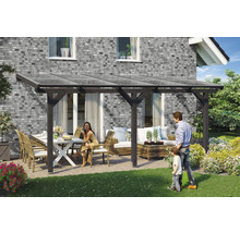 Terrassenüberdachung mit Sitzgruppe und Familie im Garten