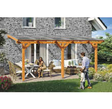 Terrassenüberdachung aus Holz mit transparentem Dach und Sitzgruppe im Garten