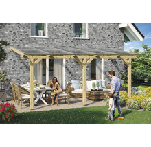 Terrassenüberdachung aus Holz mit Familie im Garten