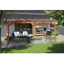 Überdachte Terrasse mit Holzkonstruktion, Sitzgruppe und Grillplatz im Garten.