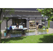 Überdachte Terrasse mit Sitzgelegenheiten, Grillplatz und Gabionenwand