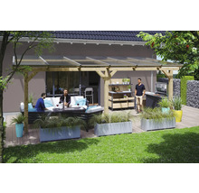 Terrasse mit Überdachung, Sitzgruppe, Grill und bepflanzten Blumenkästen im Garten.