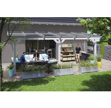 Terrasse mit Überdachung, Lounge Möbeln, Pflanzkästen und Grillstation