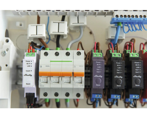 Sicherungskasten mit Shelly-Geräten zur Hausautomation