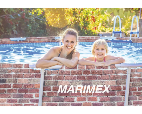 Frau und Kind lehnen am Beckenrand eines Marimex Pools im Garten.