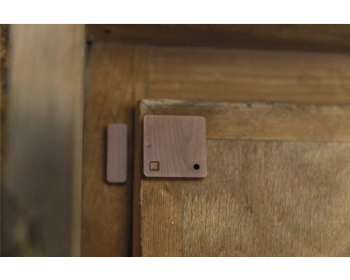 Capteur de porte et fenêtre sur porte en bois