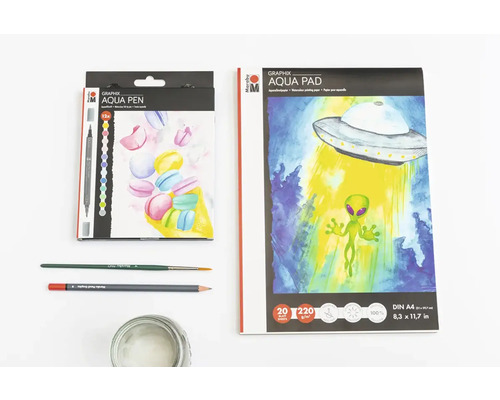 Peintures aquarelles, pinceaux, crayons et papier aquarelle à des fins artistiques.