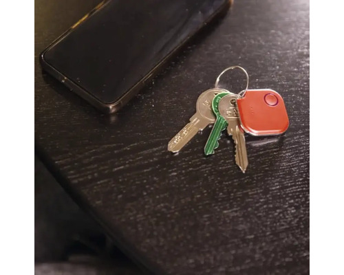 Schlüsselanhänger mit Schlüsselfinder und mehreren Schlüsseln auf einer Oberfläche