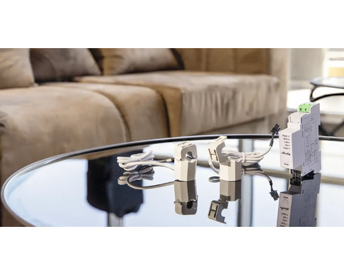 Compteur d''énergie et capteurs de courant Shelly 3EM sur une table