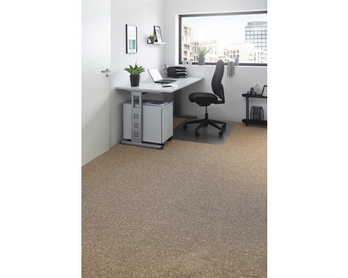 Bureau moderne avec sol en liège, bureau, chaise de bureau et fenêtre