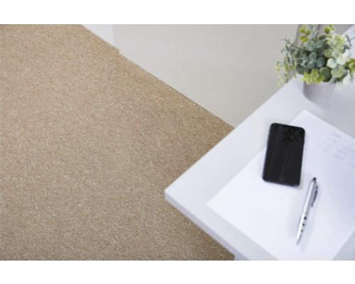 Gros plan d''un sol moquette beige dans une pièce lumineuse.