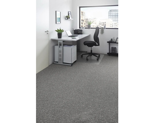 Büro mit Schreibtisch, Bürostuhl und grauem Teppichboden