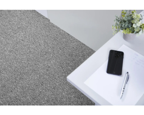 Grauer Teppichboden in einem Büro mit Schreibtisch