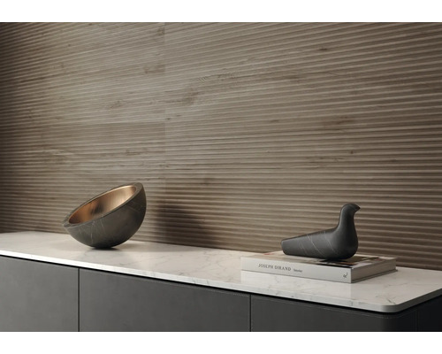 Wandgestaltung mit horizontal geriffelten Paneelen und dekorativen Elementen auf einer Kommode