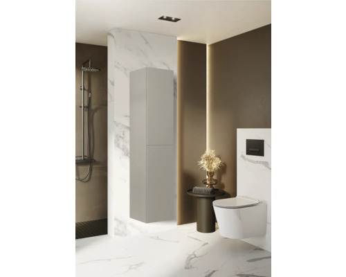 Modernes Badezimmer mit Spiegelschrank, Dusche und WC