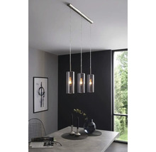 Suspension à trois lampes avec abat-jour cylindriques en verre au-dessus d''une table à manger