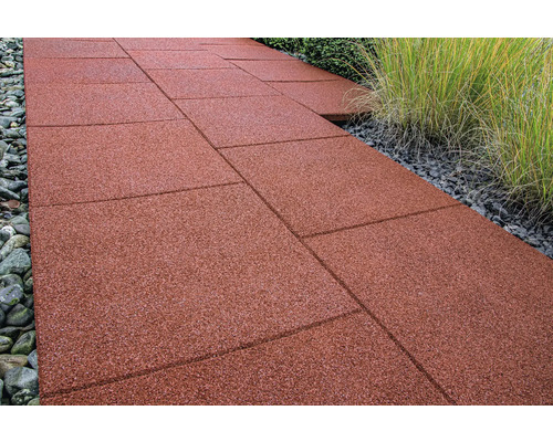 Weg aus Gummiplatten mit Kies und Gräsern