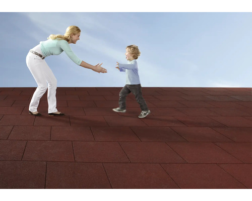 Mutter und Kind auf Terrassenplatten im Garten