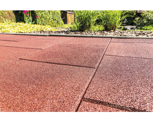 Terrasse mit Gummifliesen im Gartenbereich